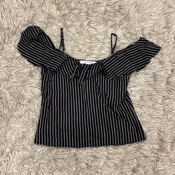 Cupcakes and cashmere off shoulder blouse size small - Picture 1 of 4